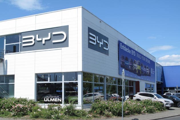 BYD flagship store at the Ulmen car dealership on Düsseldorf’s Höherweg Auto Mile, with new cars on display out front. The Chinese automaker BYD (Build Your Dreams) currently offers the following electric and electrified cars in Germany: ATTO 2, ATTO 3 evo, DOLPHIN, DOLPHIN Surf, SEAL, SEAL 6 DM i Touring, SEALION 7, SEAL U DM i, SEAL U, and TANG