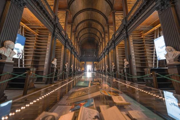 Beeindruckende Bibliothek mit einer langen Vitrine voller Bücher und sanfter Beleuchtung, Trinity Collage, Dublin, Irland Impressive library with a long display case full of books and soft lighting, Trinity Collage, Dublin, Ireland Copyright: imageBROKER ManuelxKamuf iblmlk18331652.jpg
