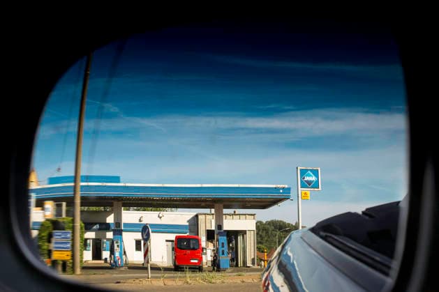 View of a gas station through the side mirror of a convertible; Merchweiler, Saarland, Germany, July 11, 2026; Aral gas station in Merchweiler, Saarland, photographed through the side mirror of a convertible