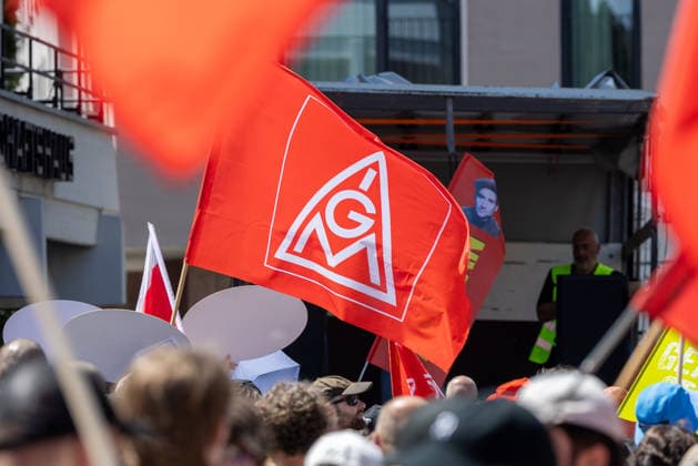 Demonstration for Solidarity Instead of Social Cuts, Nuremberg, July 11, 2026 IG Metall flags fly at a demonstration organized by the UNKÜRZBAR Middle Franconia coalition. The rally is directed against the federal government’s reform package, which the organizers describe as an attack on the welfare state and workers’ rights. Nuremberg, Bavaria, Germany 20260711-1V9A5221-M4000