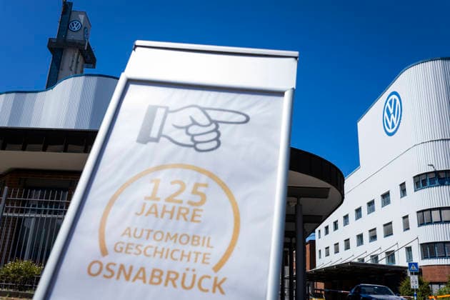 Sign marking 125 Years of Automotive History in Osnabrück in front of the VW plant in Osnabrück, July 11, 2026. Stock photo: VW Osnabrück