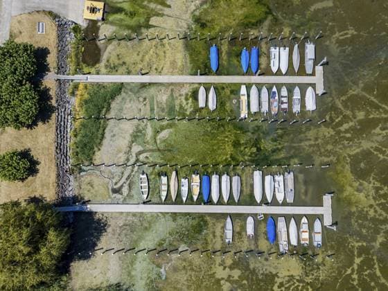 Trockenheit am Bodensee. Der Yachthafen von Mannenbach-Salenstein im Kanton Thurgau liegt fast vollständig trocken. Boote liegen am Liegeplatz am Bootssteg auf dem Trockenen und kommen nicht mehr ins Wasser. Luftbild. Mannenbach-Salenstein, Kanton Thurgau, Schweiz Drought on Lake Constance. The marina of Mannenbach-Salenstein in the canton of Thurgau is almost completely dry. Boats are dry at the dock and can no longer get into the water. aerial view. Mannenbach-Salenstein, Canton of Thurgau, Switzerland Copyright: imageBROKER ArnulfxHettrich ibxhet18392868