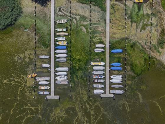 Trockenheit am Bodensee. Der Yachthafen von Mannenbach-Salenstein im Kanton Thurgau liegt fast vollständig trocken. Boote liegen am Liegeplatz am Bootssteg auf dem Trockenen und kommen nicht mehr ins Wasser. Luftbild. Mannenbach-Salenstein, Kanton Thurgau, Schweiz Drought on Lake Constance. The marina of Mannenbach-Salenstein in the canton of Thurgau is almost completely dry. Boats are dry at the dock and can no longer get into the water. aerial view. Mannenbach-Salenstein, Canton of Thurgau, Switzerland Copyright: imageBROKER ArnulfxHettrich ibxhet18392870