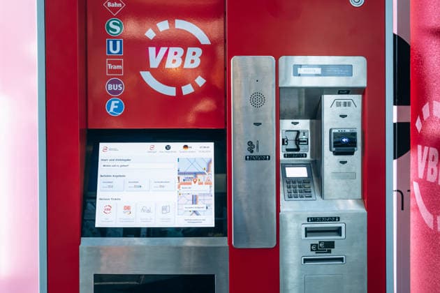 Berlin, Deutschland - 22. April 2026: Nahaufnahme eines VBB-Ticketautomaten im Berliner Hauptbahnhof (Berlin Hauptbahnhof) für die öffentlichen Verkehrsmittel Berlin und Brandenburg. Berlin, Germany - April 22, 2026: Close-up of a VBB ticket vending machine inside Berlin Central Station (Berlin Hauptbahnhof) for Berlin and Brandenburg public transport. (License=RM) Copyright: xZoonar.com AndreixAntipovx 25312769