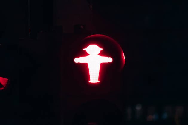 Berlin, Deutschland ? 22. April 2026: Die Fußgängerampel ?Roter Ampelmann? leuchtet nachts in der Berliner Innenstadt Berlin, Germany - April 22, 2026: Red Ampelmann pedestrian traffic signal illuminated at night in central Berlin (License=RM) Copyright: xZoonar.com AndreixAntipovx 25327202