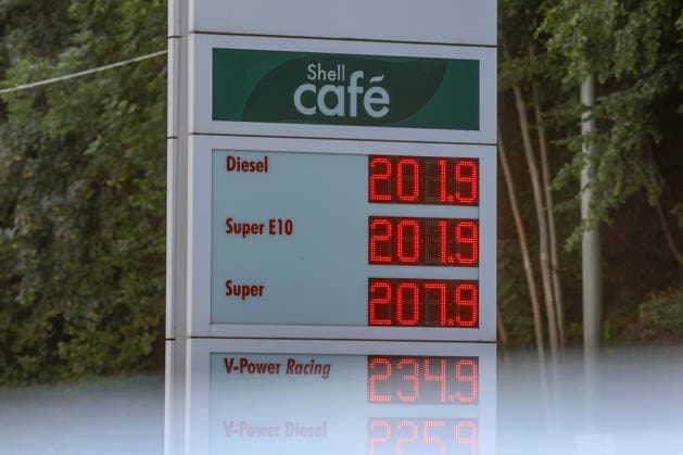 What is the latest on fuel prices at the SHELL gas station in Siegen this morning? The current price for diesel, Super E10, and Super is over 2 euros. Gas station fuel prices on July 14, 2026, in Siegen, Germany