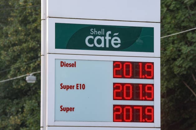 What is the latest on fuel prices at the SHELL gas station in Siegen this morning? The current price for diesel, Super E10, and Super is over 2 euros. Gas station fuel prices on July 14, 2026, in Siegen, Germany