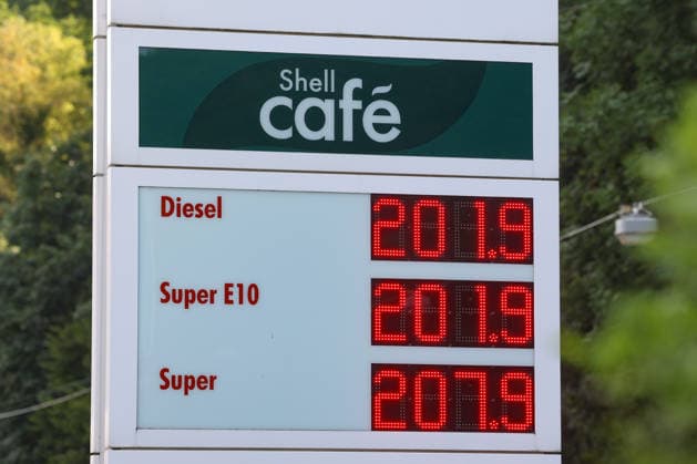 What is the latest on fuel prices at the SHELL gas station in Siegen this morning? The current price for diesel, Super E10, and Super is over 2 euros. Gas station fuel prices on July 14, 2026, in Siegen, Germany