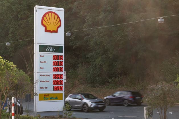 What is the latest on fuel prices at the SHELL gas station in Siegen this morning? The current price for diesel, Super E10, and Super is over 2 euros. Gas station fuel prices on July 14, 2026, in Siegen, Germany
