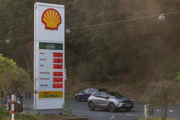 What is the latest on fuel prices at the SHELL gas station in Siegen this morning? The current price for diesel, Super E10, and Super is over 2 euros. Gas station fuel prices on July 14, 2026, in Siegen, Germany