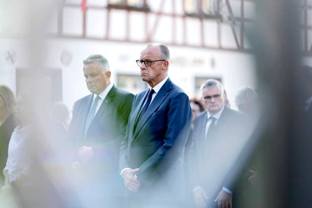 Politician Gordon Schnieder, Minister-President of the state of Rhineland-Palatinate, and Federal Chancellor Friedrich Merz stand during a moment of silence at the central memorial ceremony marking the fifth anniversary of the flood disaster in the Ahr Copyright: xChristophxHardtx