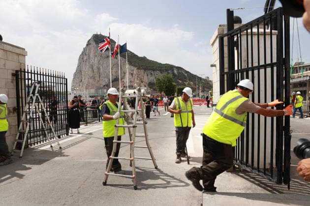 News Themen der Woche KW29 News Bilder des Tages Pedro Sánchez attends the demolition ceremony for the Gibraltar Fence. Photo of the demolition ceremony for the Gibraltar Fence. July 15, 2026, in La Línea de la Concepción, Cádiz, Andalusia, Spain The fence separating Gibraltar from Spain has been, for more than a century, the symbol of the separation between the British colony and the surrounding Campo de Gibraltar region, even serving as a literal barrier during the Franco era, but as of this Wednesday, it has become a thing of the past by virtue of the agreement reached between the United Kingdom and the European Union to facilitate the Rock’s relationship with the bloc following Brexit. JULY 15, 2026 Rocí La Línea de la Concepción, Cádiz La Línea de la Concepción, Cádiz Spain Copyright: xRocioxRuzx 7665811