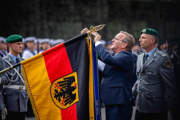 Boris Pistorius (SPD), Federal Minister of Defense, presents the Federal Minister s flag ribbon to the Guard Battalion in Berlin, July 15, 2026, Berlin, Germany Copyright: xJulianexSonntagx