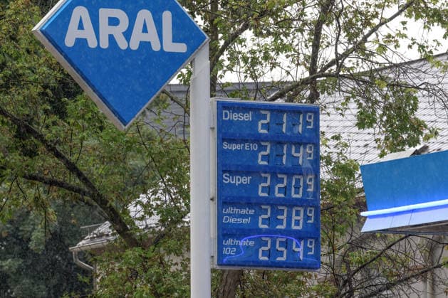 What’s the outlook for fuel prices? Fuel prices continue to rise. Today, Friday, is the last day of school before summer break, which begins on Monday. At the ARAL gas station in Siegen, fuel prices are already significantly higher this morning than they were at the start of the week. The curre