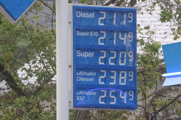 What’s the outlook for fuel prices? Fuel prices continue to rise. Today, Friday, is the last day of school before summer break, which begins on Monday. At the ARAL gas station in Siegen, fuel prices are already significantly higher this morning than they were at the start of the week. The curre