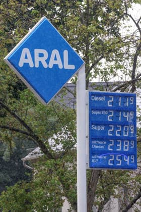 What’s the outlook for fuel prices? Fuel prices continue to rise. Today, Friday, is the last day of school before summer break, which begins on Monday. At the ARAL gas station in Siegen, fuel prices are already significantly higher this morning than they were at the start of the week. The curre