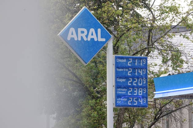 What’s the outlook for fuel prices? Fuel prices continue to rise. Today, Friday, is the last day of school before summer break, which begins on Monday. At the ARAL gas station in Siegen, fuel prices are already significantly higher this morning than they were at the start of the week. The curre