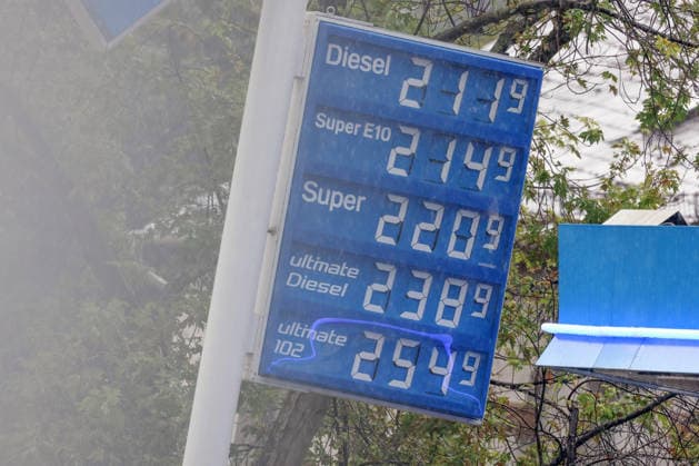 What’s the outlook for fuel prices? Fuel prices continue to rise. Today, Friday, is the last day of school before summer break, which begins on Monday. At the ARAL gas station in Siegen, fuel prices are already significantly higher this morning than they were at the start of the week. The curre