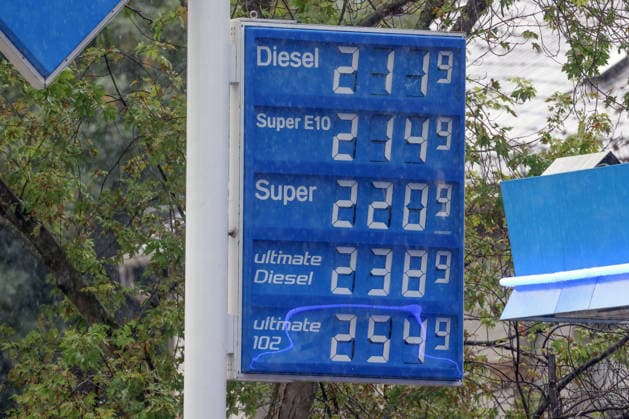 What’s the outlook for fuel prices? Fuel prices continue to rise. Today, Friday, is the last day of school before summer break, which begins on Monday. At the ARAL gas station in Siegen, fuel prices are already significantly higher this morning than they were at the start of the week. The curre