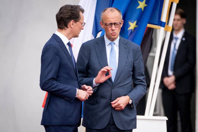 26 German-French Ministerial Council at Augustusburg Castle: Hendrik Wuest, Minister-President of North Rhine-Westphalia, welcoming Federal Chancellor Friedrich Merz at Augustusburg Castle, Brühl, July 17, 2026, Brühl