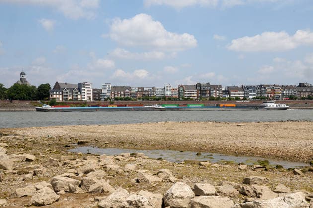 Low water level on the Rhine at the Emmerich gauge. The Federal Waterways and Shipping Administration published a water level of 15 cm for July 17, 2026. The low water level poses a problem for inland waterway shipping. If it drops too low, ships are no longer allowed to be fully loaded. An inland vessel on the Rhine near Em