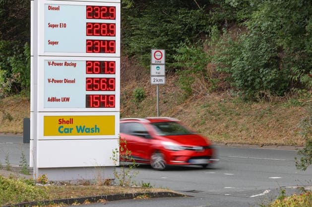 What’s the outlook for fuel prices? Fuel prices continue to rise at a SHELL gas station in Siegen. Fuel prices in the early afternoon. The current price for diesel, Super E10, and Super is well over 2 euros. Gas station, gas prices on July 19, 2026, in Siegen, Germany
