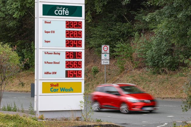 What’s the outlook for fuel prices? Fuel prices continue to rise at a SHELL gas station in Siegen. Fuel prices in the early afternoon. The current price for diesel, Super E10, and Super is well over 2 euros. Gas station, gas prices on July 19, 2026, in Siegen, Germany