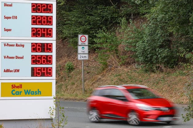 What’s the outlook for fuel prices? Fuel prices continue to rise at a SHELL gas station in Siegen. Fuel prices in the early afternoon. The current price for diesel, Super E10, and Super is well over 2 euros. Gas station, gas prices on July 19, 2026, in Siegen, Germany