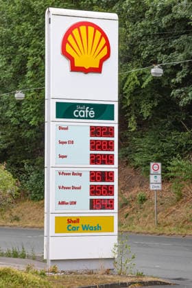 What’s the outlook for fuel prices? Fuel prices continue to rise at a SHELL gas station in Siegen. Fuel prices in the early afternoon. The current price for diesel, Super E10, and Super is well over 2 euros. Gas station, gas prices on July 19, 2026, in Siegen, Germany