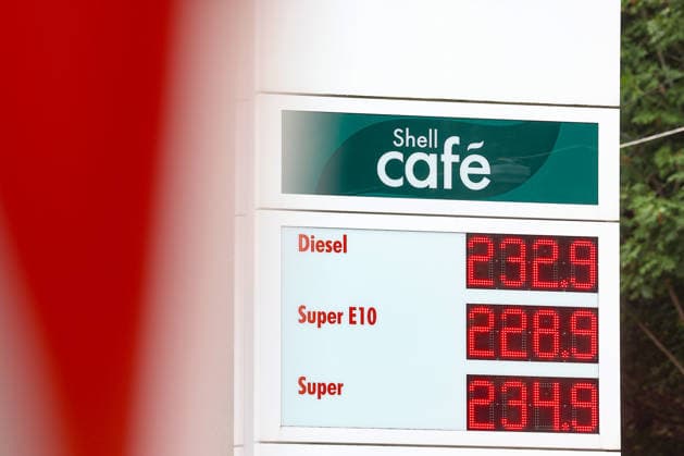 What’s the outlook for fuel prices? Fuel prices continue to rise at a SHELL gas station in Siegen. Fuel prices in the early afternoon. The current price for diesel, Super E10, and Super is well over 2 euros. Gas station, gas prices on July 19, 2026, in Siegen, Germany