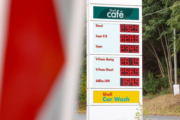 What’s the outlook for fuel prices? Fuel prices continue to rise at a SHELL gas station in Siegen. Fuel prices in the early afternoon. The current price for diesel, Super E10, and Super is well over 2 euros. Gas station, gas prices on July 19, 2026, in Siegen, Germany