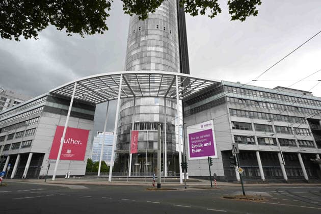 Evonik’s move into the former RWE Tower on Essen’s Opernplatz can begin—the city of Essen has lifted the precautionary closure due to fire safety deficiencies, EVONIK’s new corporate headquarters in Essen, Evonik Tower (formerly RWE Tower), exterior view, high-rise building, glass-clad tower, Essen, July 20, 2026