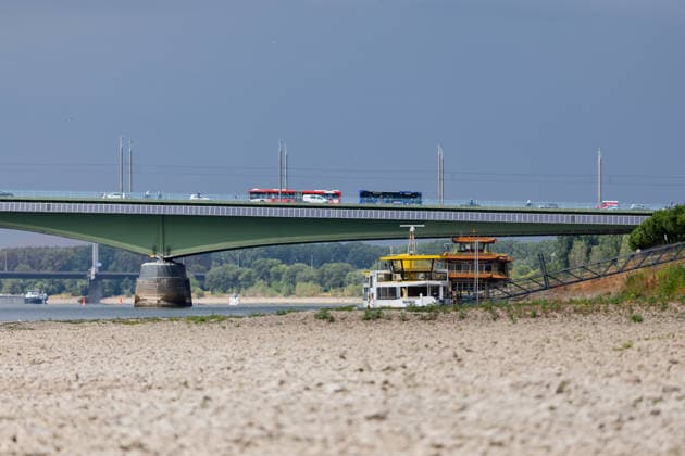 Low Water Levels on the Rhine in Bonn-Beuel Low Water Levels on the Rhine With the water level at the Bonn gauge station at 125 cm, the riverbed on the Beuel side of the Rhine is dry except for the lower-lying navigation channel; view looking north toward the heavily trafficked Kennedy Bridge, with the closed Nordbrücke in the background. Friedrich Ebert Bridge, Bonn-Beuel, North Copyright: xMarcxJohnx