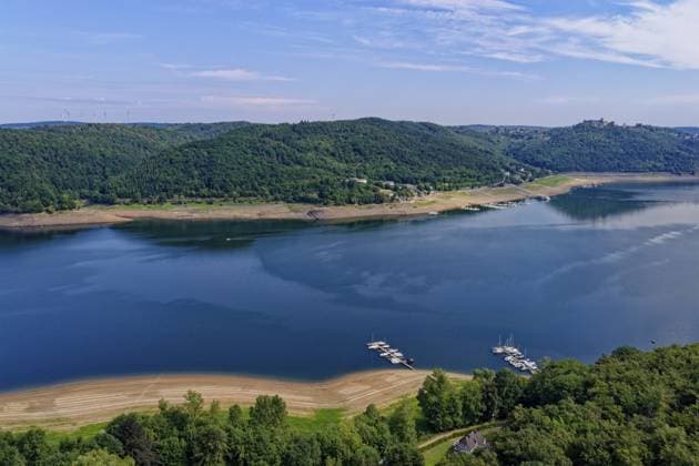 Der Edersee, Eder Stausee, im Naturpark Kellerwald-Edersee in Nordhessen. Luftaufnahme. Edertal, Hessen, Deutschland The Edersee, Eder Reservoir, in the Kellerwald-Edersee nature park Park in northern Hesse. aerial view. Edertal, Hesse, Germany Copyright: imageBROKER MarkusxBeck iblmbk18498821.jpg