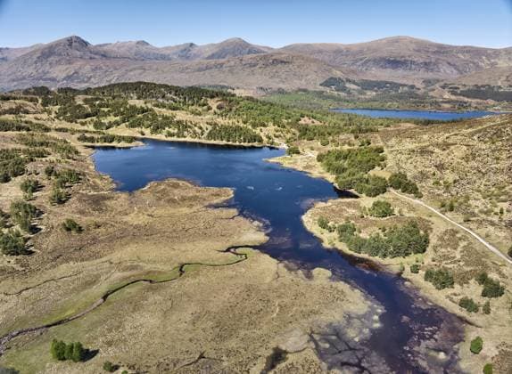 Drohnenaufnahme von Loch Sealbhanach und Loch Mullardoc, einem Wasserreservoir mit Wasserkraftwerk in einem Seitental von Glen Affric, Highlands, Schottland, Großbritannien Aerial drone photo of Loch Sealbhanach and Loch Mullardoc, a water reservoir with hydro electric power station in a side Valley of Glen Affric, Highlands, Scotland, UK Copyright: imageBROKER Unknown ibxqmi18170220.jpg