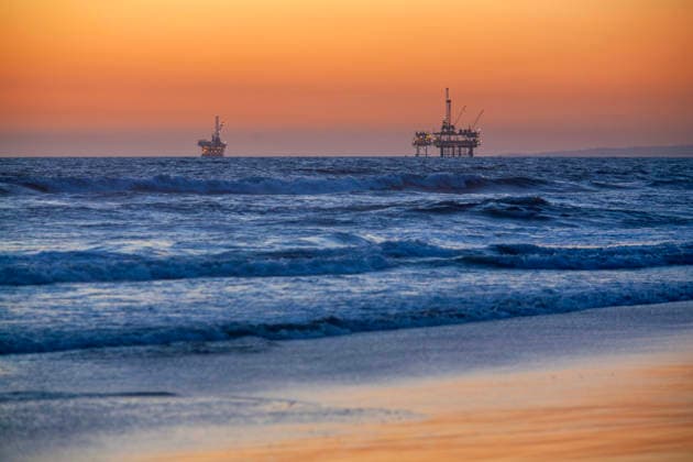 Oil production on California coast Huntington Beach, California, United States CR_MAMO260715-2081732-01 ,model released, Symbolfoto ,property released