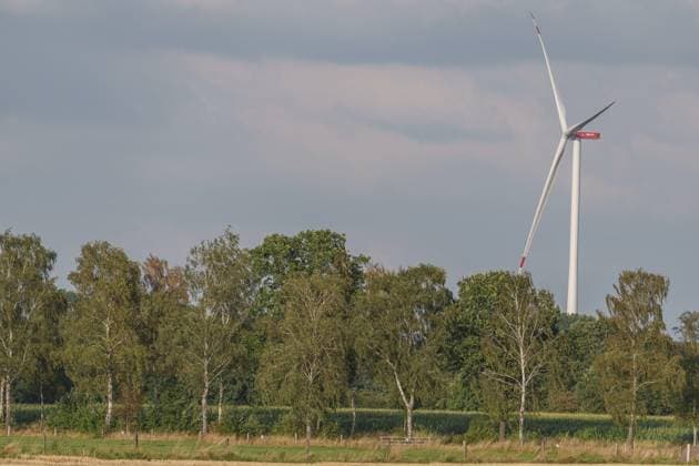 Landschaft mit Windkraftanlage im Hintergrund, umgeben von Bäumen unter einem leicht bewölkten Himmel, Borken, münsterland, Nordrhein-Westfalen, deutschland Landscape with wind turbine in background surrounded by trees under a slightly cloudy sky, Borken, Münsterland, North Rhine-Westphalia, Germany Copyright: imageBROKER StephanxSuehling ibxssh18467514.jpg