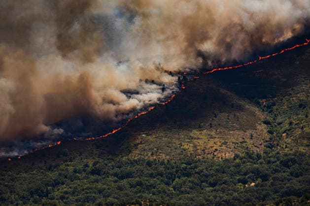 The forest fire in Burgohondo, Ávila, has been raised to IGR 2 as more than 300 hectares of forested areas are at risk. View of a thick column of smoke caused by a forest fire on July 23, 2026, in Burgohondo, Ávila, Castile and León, Spain. The Regional Government of Castile and León has raised the Potential Severity Index (IGR) to Level 2 for the wildfire that broke out in Burgohondo, Ávila, which may threaten forested areas covering more than 300 hectares and pose a serious risk to the population and non-forest assets July 23, 2026 Burgohondo, Ávila, Castile and León Burgohondo, Ávila, Castile and León, Spain Copyright: xMateoxLanzuelax 7683043