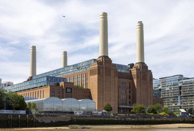 Sanierung des Battersea Kraftwerks mit ikonischen Kaminen aus der Themse, Battersea, London, England, Großbritannien Redevelopment Battersea power station with iconic chimneys from River Thames, Battersea, London, England, UK Copyright: imageBROKER IanxMurray iblimu18534867.jpg