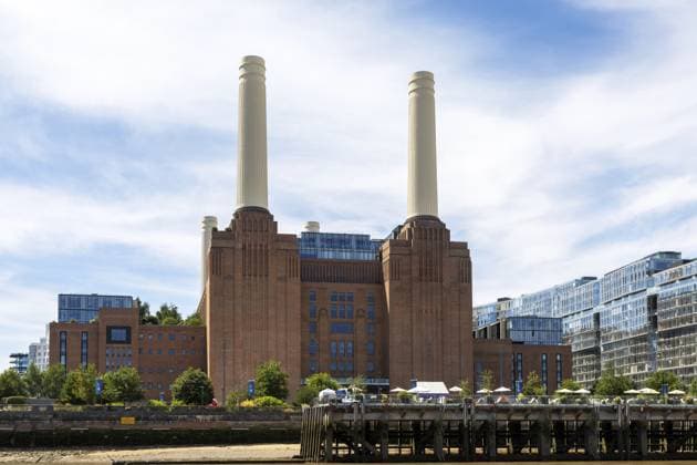Sanierung des Battersea Kraftwerks mit ikonischen Kaminen aus der Themse, Battersea, London, England, Großbritannien Redevelopment Battersea power station with iconic chimneys from River Thames, Battersea, London, England, UK Copyright: imageBROKER IanxMurray iblimu18534863.jpg