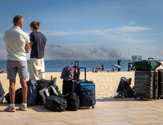 Fire: Evacuees arrive in Arcachon from the Lége-Cap Ferret Peninsula. PHOTOPQR SUD OUEST. Laurent Theillet. Arcachon, July 24, 2026. Fire, evacuees arrive in Arcachon from the Lége-Cap Ferret peninsula Arcachon, July 24, 2026 Arcachon, France, July 24, 2026 Fire at Cap Ferret—boat evacuations underway. Ferry services have been set up at four piers, and all residents and vacationers have been asked to evacuate as the flames advance. Arcachon, GIRONDE, France Copyright: xPHOTOPQR SUDxOUEST MAXPPPxLaurentxTheilletx 20260724SDO8020 20260724SDO8021