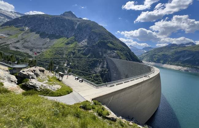 Blick von erhöhter Standort auf 1933 Meter über Meereshöhe gelegene 200 Meter hohe Kölnbreinsperre höchste Staumauer in Österreich. links Luftseite dem Wasser abgewandte Seite, rechts Speicherbecken Kölnbreinspeicher mit Stausee, Maltatal, Kärnten, Österreich View from an elevated location at the 200-meter high Kölnbrein dam highest dam in Austria, 1933 meters above sea level. Side facing away from the water on the left air side, Kölnbreinspeicher reservoir with reservoir, Malta Valley, Carinthia, Austria Copyright: imageBROKER FrankxSchneider ibxfrs18541935.jpg
