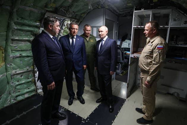 RUSSIA, IRKUTSK - JULY 24, 2026: Andrei Soinov, Irkutsk Aviation Plant CEO, Igor Kobzev (L-R), Irkutsk Region Governor, and Vladimir Putin (2nd R), President of Russia, visit the Irkutsk Aviation Plant owned by Rostec s United Aircraft Corporation Irkutsk Russia  - ZUMAt113 20260724_zaa_t113_289 Copyright: xVyacheslavxProkofyevx