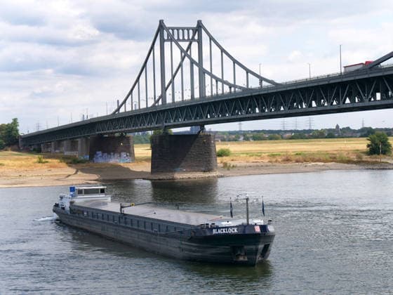 Observations near Krefeld-Uerdingen of inland waterway vessels on the Rhine during low water levels; Economy; Inland Trade; Inland Waterway Vessels on the Rhine
