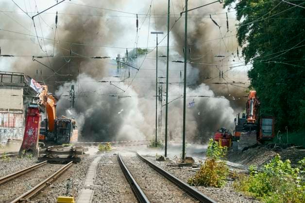CNTV BRIDGE Amid thick smoke and fumes, another bridge was demolished today as part of the Sternenbrücke demolition project. Demolition of a railroad bridge, July 25, 2026, Hamburg-Diebsteich, at the DB construction site where work is underway to relocate the Hamburg-Altona train station. In near the Diebsteich S-Bahn station, an overpass is being dismantled; Hamburg, Germany