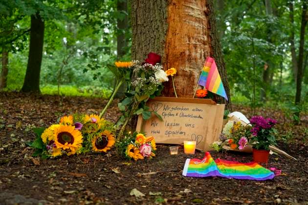 ABB MASSACRE: Flowers and signs in memory of the victims at the tree where the vehicle involved in the accident came to a stop in the Tiergarten on Ahornsteig in Berlin, July 26, 2027. Following the suspected Islamist-motivated terrorist attack at the CSD in Berlin—it had been a big party until the suspected perpetrator a car into the crowd. The shock runs deep. Berlin, Germany