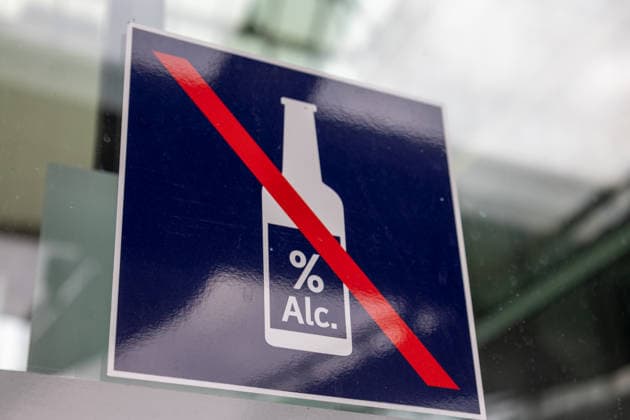 Alcohol Ban at German Train Stations: Sign at the Entrance to Mannheim Central Station Copyright: xUdoxHerrmannx