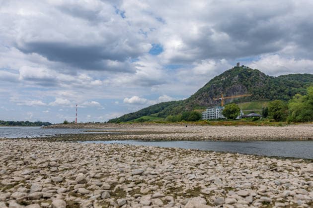 Low Water Levels on the Rhine Between Rhöndorf and Bad Honnef Low Water Levels on the Rhine Between Rhöndorf and Bad Honnef Due to persistent drought and a new heat wave, parts of the riverbed are dry, and the water level at Oberwinter is now only 18 cm. Boat traffic is severely restricted due to the lo Copyright: xMarcxJohnx