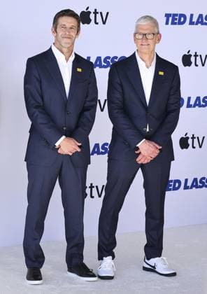 John Ternus und Tim Cook bei der Premiere der vierten Staffel von Apple TV Ted Lasso am 27. Juli 2026 im Academy Museum of Motion Pictures in Los Angeles, USA, Los Angeles, Kalifornien, USA, Los Angeles, Kalifornien, USA John Ternus and Tim Cook at the premiere of Apple TV s Ted Lasso Season 4 held at Academy Museum of Motion Pictures in Los Angeles, USA on July 27, 2026, Los Angeles, CA, USA, Los Angeles, California, USA Copyright: imageBROKER Lumaimages.com ibltuj18608336.jpg