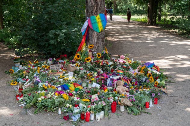 July 28, 2026, Berlin, Germany, Europe: The victim of the Islamist terrorist attack during Christopher Street Day (CSD) is being remembered at an impromptu memorial of flowers and candles set up by a tree at the scene of the crime in Tiergarten.